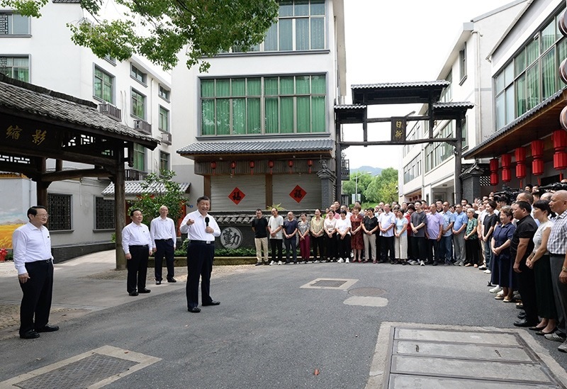 2023年9月20日，習近平在浙江省金華市義烏市后宅街道李祖村考察時，同群眾親切交流。