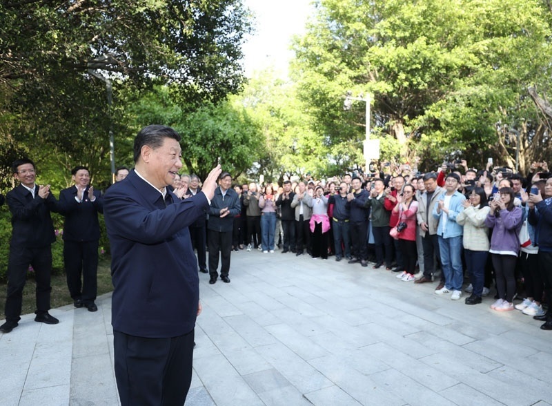 2021年3月24日，習近平在福建省福州市福山郊野公園考察時，向市民們招手致意。