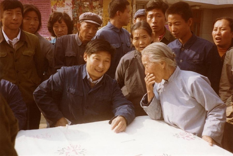 1983年，時任河北正定縣委書記的習近平（前排居中）臨時在大街上擺桌子聽取老百姓意見。