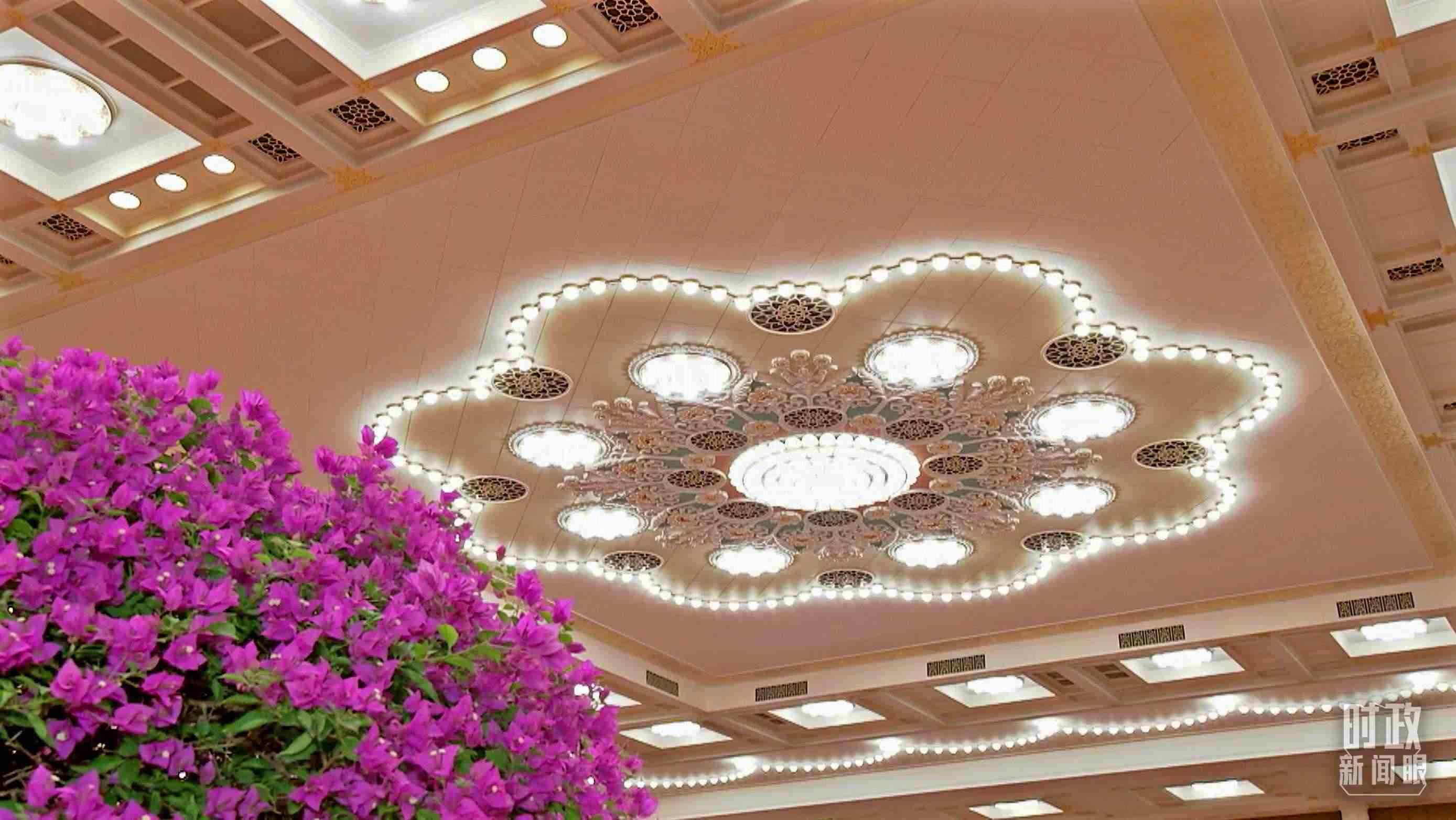 △人民大會(huì)堂宴會(huì)廳，華燈璀璨、鮮花綻放。