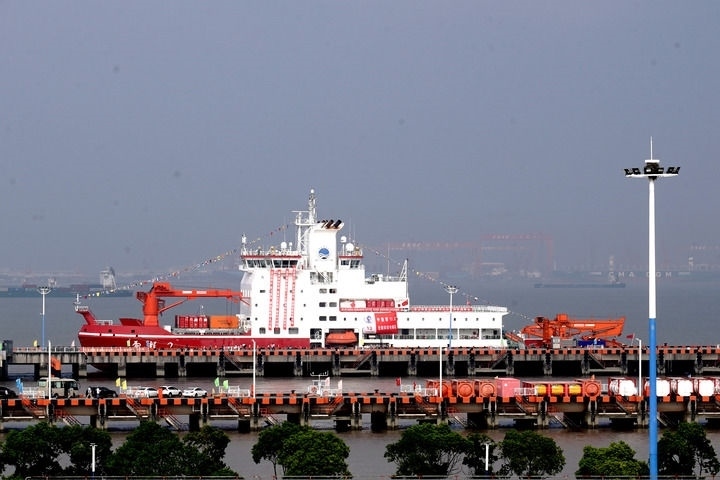 9月27日，“雪龍2”號(hào)極地科考破冰船停泊在中國(guó)極地考察國(guó)內(nèi)基地碼頭。當(dāng)日，由自然資源部組織的中國(guó)第13次北冰洋科學(xué)考察隊(duì)乘“雪龍2”號(hào)極地科考破冰船返回上海，標(biāo)志著中國(guó)第13次北冰洋科學(xué)考察任務(wù)圓滿完成。新華社記者 張建松 攝