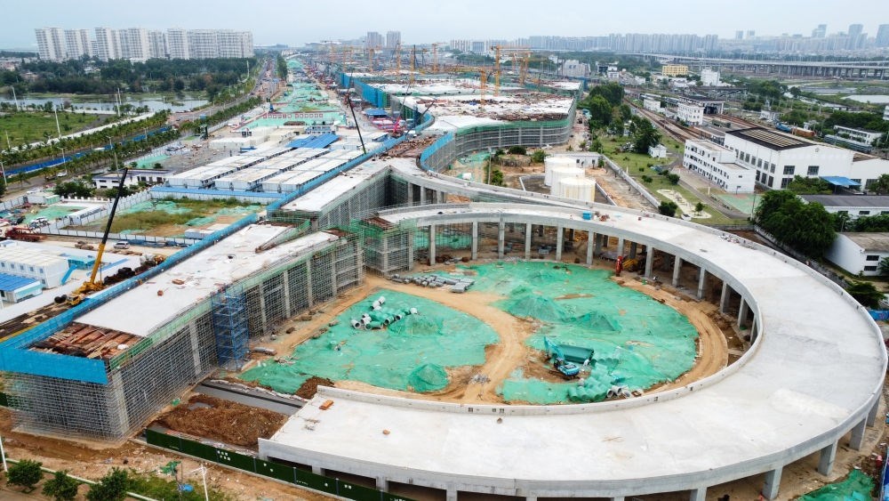 9月9日拍攝的?？谛潞８酆湍细邸岸€口岸”（貨運(yùn)）集中查驗(yàn)場(chǎng)所建設(shè)項(xiàng)目（無(wú)人機(jī)照片）。該項(xiàng)目是海南自貿(mào)港封關(guān)運(yùn)作重點(diǎn)項(xiàng)目。新華社記者 楊冠宇 攝