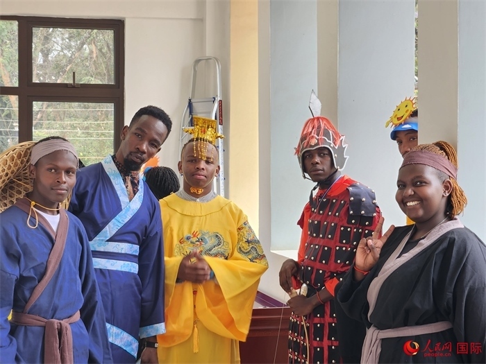 28日，肯尼亞內(nèi)羅畢大學(xué)孔子學(xué)院舉行“詩(shī)劇頌中秋，中肯共月明”中秋慶典，情景劇《嫦娥奔月》部分演員合影。人民網(wǎng)記者 黃煒鑫攝