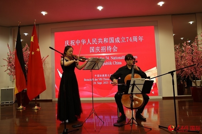 青年音樂家為來賓們現(xiàn)場演奏《我和我的祖國》。人民網(wǎng)記者 劉仲華攝