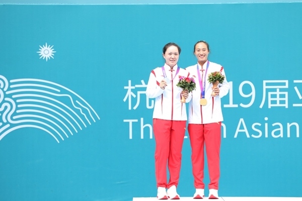 9月29日，鄭欽文(右)和朱琳在頒獎(jiǎng)儀式上合影。當(dāng)日，在杭州亞運(yùn)會(huì)網(wǎng)球女子單打決賽中，中國(guó)代表團(tuán)選手鄭欽文2:0戰(zhàn)勝隊(duì)友朱琳奪得冠軍。人民網(wǎng)記者 李乃妍攝