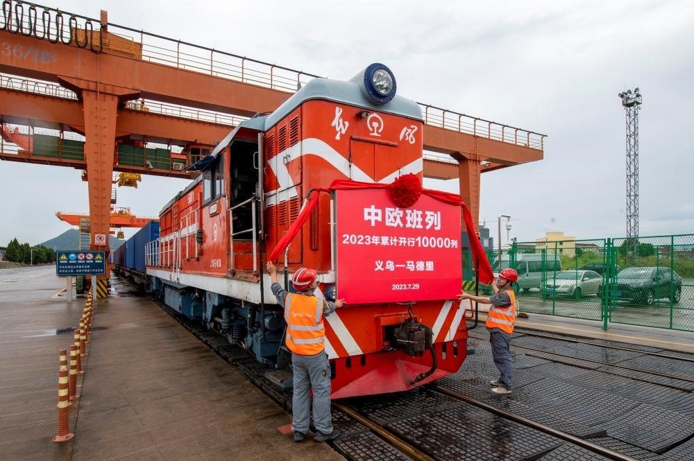 △2023年7月29日，滿載110個標箱出口貨物的X8020次中歐班列從浙江義烏西站準備啟程。