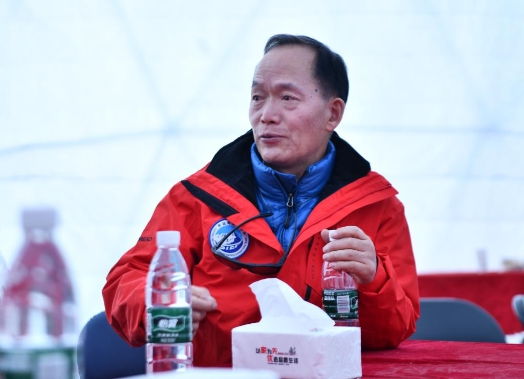 中國科學(xué)院院士、第二次青藏科考隊隊長姚檀棟在卓奧友峰登山大本營（9月29日攝）。新華社記者晉美多吉 攝