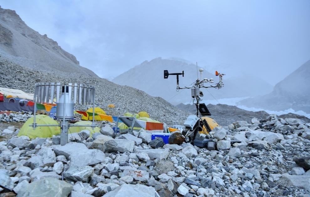 位于海拔5700米卓奧友峰前進(jìn)營地的自動氣象站（9月29日攝）。新華社記者晉美多吉 攝