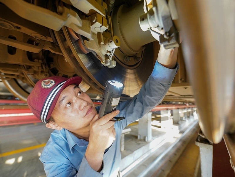 陳浦燕在對(duì)入庫(kù)動(dòng)車組進(jìn)行巡檢作業(yè)。受訪者供圖
