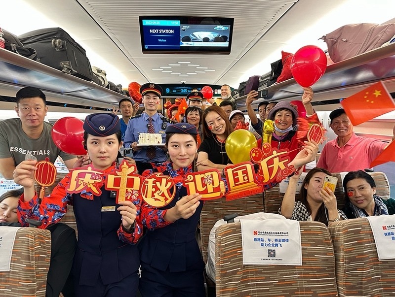 孫柄全與班組人員、旅客共同“慶中秋，迎國(guó)慶”。受訪者供圖