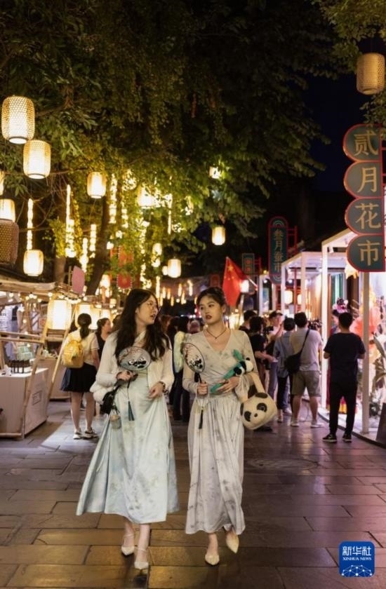 在成都寬窄巷子，兩位來自安徽的游客在新“十二月市”街區(qū)游覽（9月29日攝）。