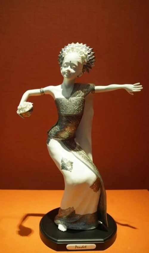 2013年10月，時任印度尼西亞總統(tǒng)蘇西洛贈送習(xí)近平主席的鑲錫瓷塑舞者。