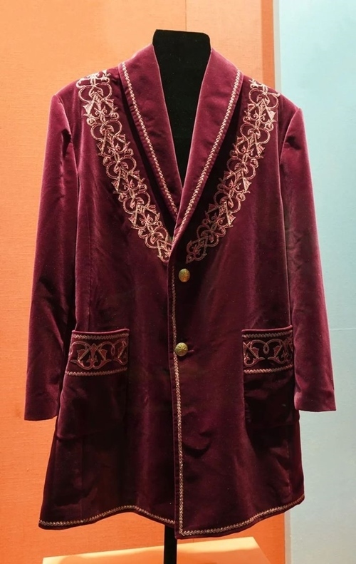 2013年9月，時任哈薩克斯坦總統(tǒng)納扎爾巴耶夫贈送習(xí)近平主席的哈薩克斯坦民族服裝。