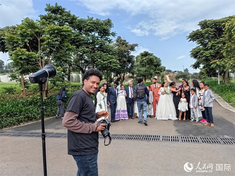 一對新人和親友在亞的斯亞貝巴友誼廣場合影。人民網(wǎng)記者 陳星星攝