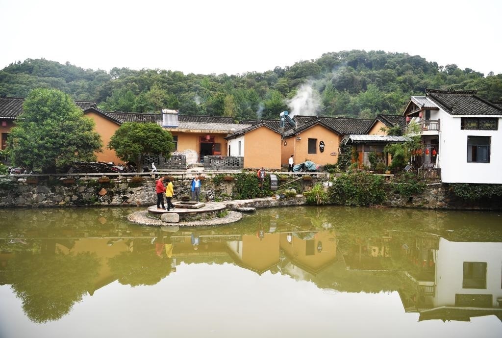 圖為9月27日游客在田鋪大塆參觀游玩。新華社記者張浩然攝