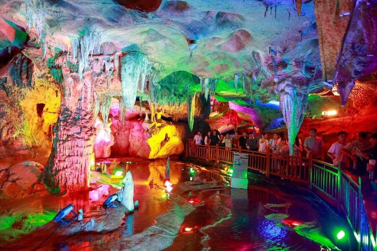 國慶假期期間，江西萬年神農(nóng)宮景區(qū)游人如織。受訪者供圖