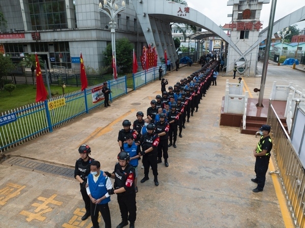 移交現(xiàn)場。公安部供圖