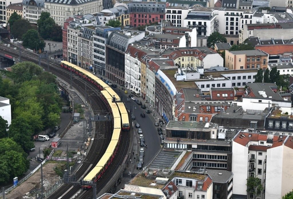 5月23日，列車在德國柏林市區(qū)行駛。新華社記者任鵬飛攝