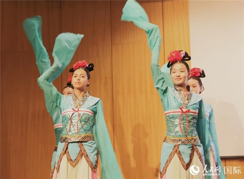 兩國(guó)文化志愿者共同表演中國(guó)傳統(tǒng)舞蹈。人民網(wǎng)記者 陳海琪攝