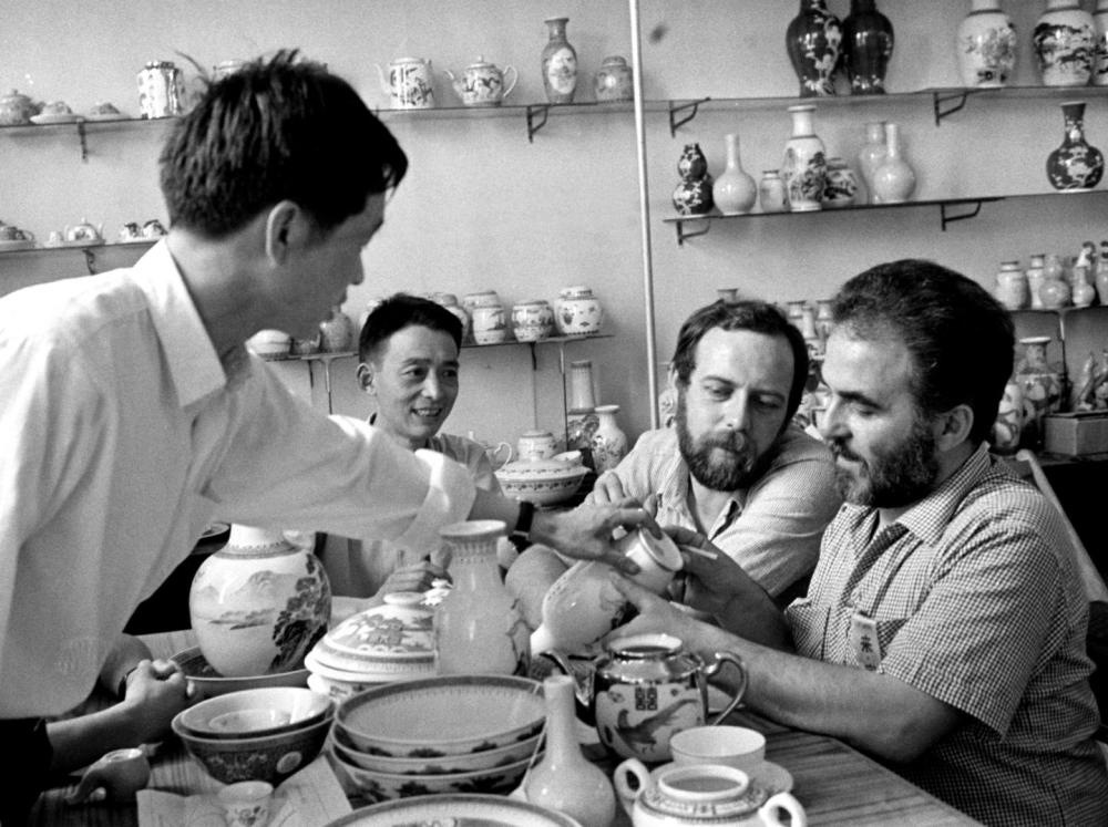 ↑ 在1978年的廣交會(huì)上，意大利客商在洽談選購(gòu)景德鎮(zhèn)瓷器。