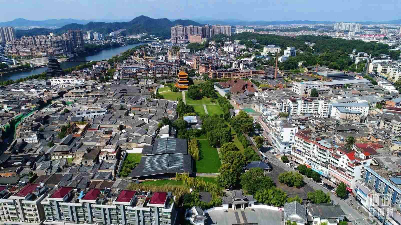 △景德鎮(zhèn)陶陽(yáng)里歷史文化街區(qū)俯瞰。（總臺(tái)央視記者范凱拍攝）