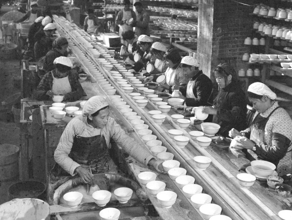 ↑ 1978年，景德鎮(zhèn)為民瓷廠工人生產(chǎn)日用瓷。