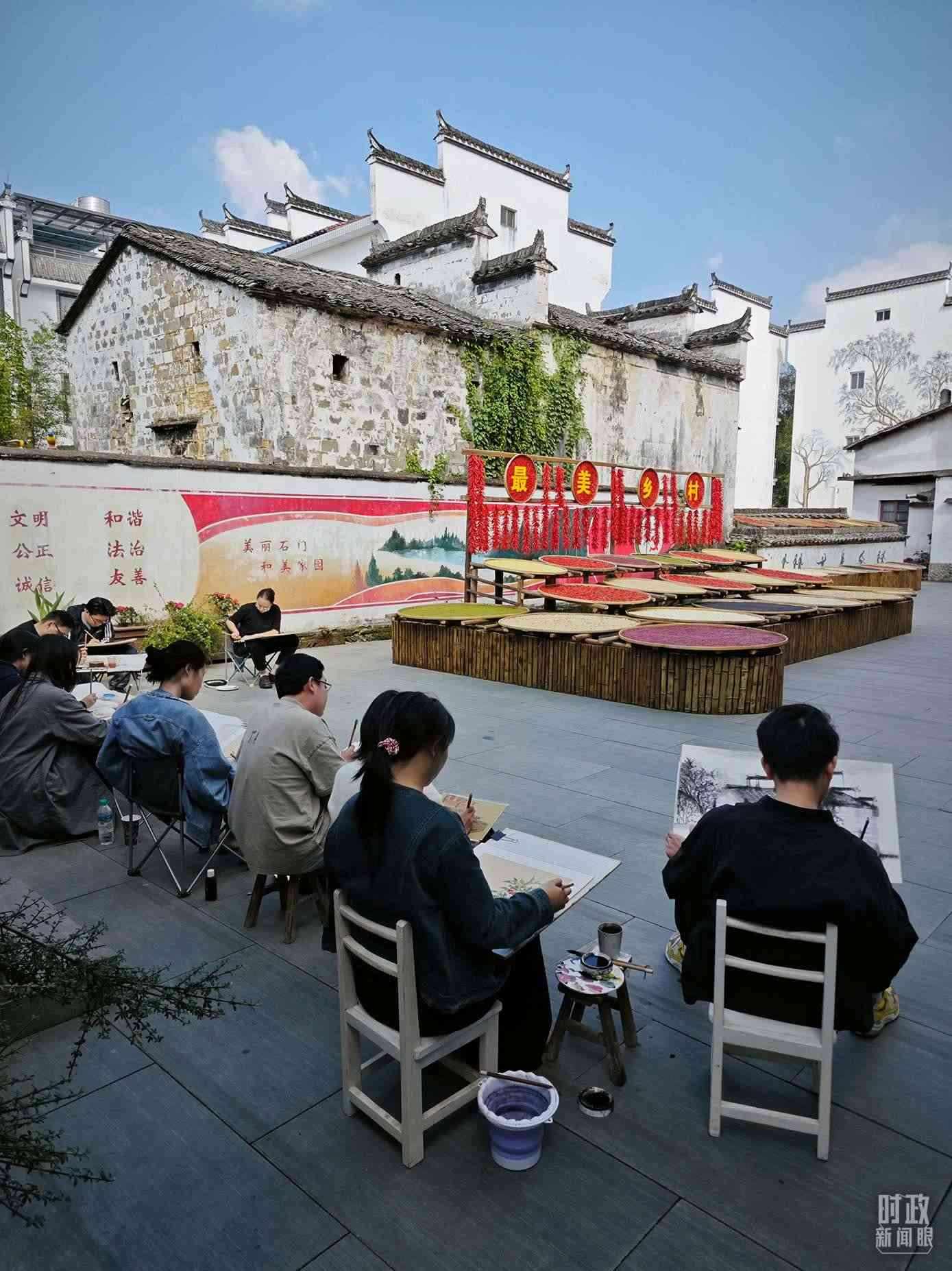 △來(lái)自中國(guó)美術(shù)學(xué)院的同學(xué)在石門(mén)村寫(xiě)生。（總臺(tái)央視記者郁振一拍攝）