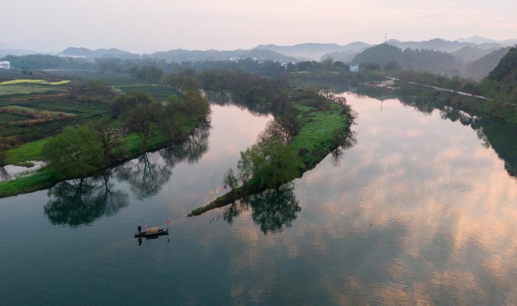 2021年3月15日拍攝的婺源月亮灣旅游公園，石門自然村坐落于此。新華社記者 胡晨歡 攝