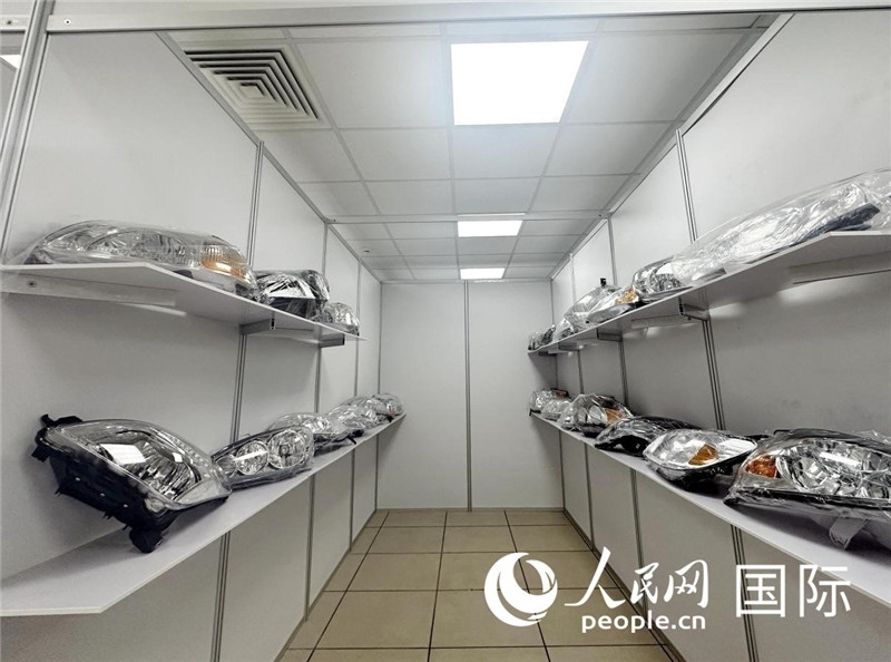 在位于莫斯科格林伍德國際貿(mào)易中心的浙江寧波優(yōu)質(zhì)商品展銷中心內(nèi)，展示著來自浙江寧波慈溪市的汽車配件樣品。人民網(wǎng)記者 申佳平攝