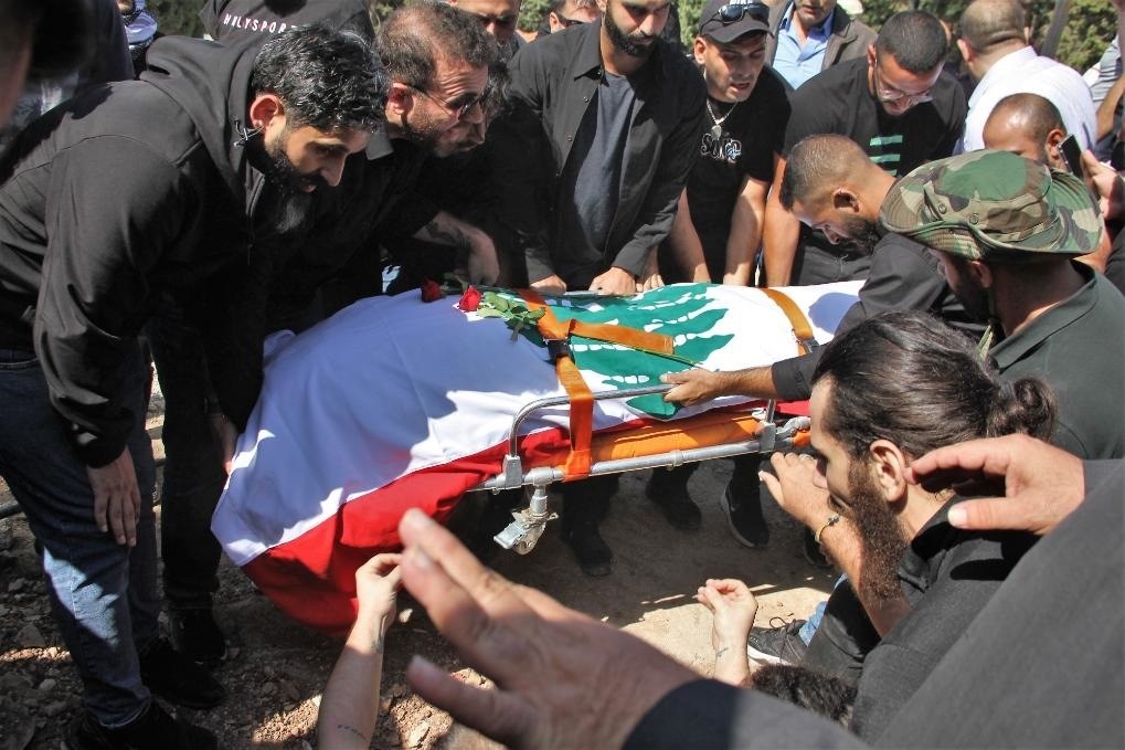 10月14日，黎巴嫩南部希亞姆鎮(zhèn)，黎巴嫩記者和民眾為在以色列轟炸中死亡的攝影記者伊薩姆·阿卜杜拉送葬。新華社發(fā)（塔希爾·阿布·哈姆丹攝）