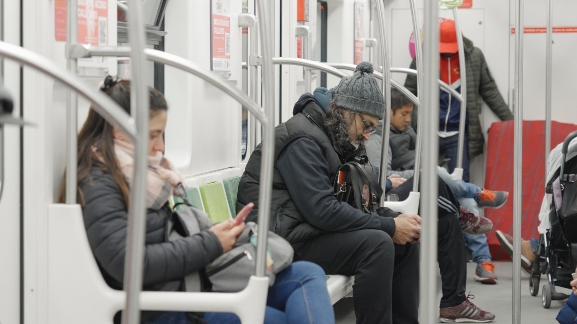 阿根廷布宜諾斯艾利斯市，乘客們乘坐A線地鐵從郊區(qū)前往市內(nèi)。人民網(wǎng)記者 張若涵攝