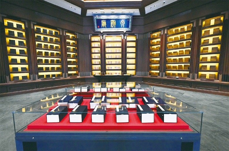 建設(shè)中國(guó)國(guó)家版本館，是以習(xí)近平同志為核心的黨中央作出的重大決策，是文明大國(guó)建設(shè)的基礎(chǔ)工程，是功在當(dāng)代、利在千秋的標(biāo)志性文化工程，充分體現(xiàn)了我們黨傳承發(fā)展中華文化的高度自覺(jué)、汲取歷史智慧更好走向未來(lái)的歷史主動(dòng)。圖為2023年5月拍攝的中國(guó)國(guó)家版本館中央總館文瀚廳。 新華社發(fā)