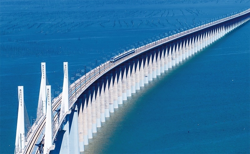 2023年9月28日，中國(guó)首條時(shí)速350公里跨海高鐵——福廈高鐵正式開(kāi)通運(yùn)營(yíng)。圖為一列運(yùn)行試驗(yàn)車(chē)組駛過(guò)福廈高鐵湄洲灣跨海大橋（9月19日攝，無(wú)人機(jī)照片）。 新華社記者 魏培全/攝