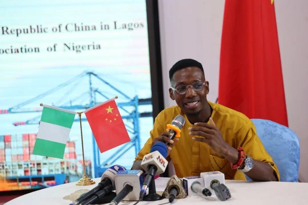 尼日利亞孔子學(xué)院留華同學(xué)會(huì)會(huì)長(zhǎng)吳文仲分享經(jīng)驗(yàn)。駐拉各館總領(lǐng)館供圖