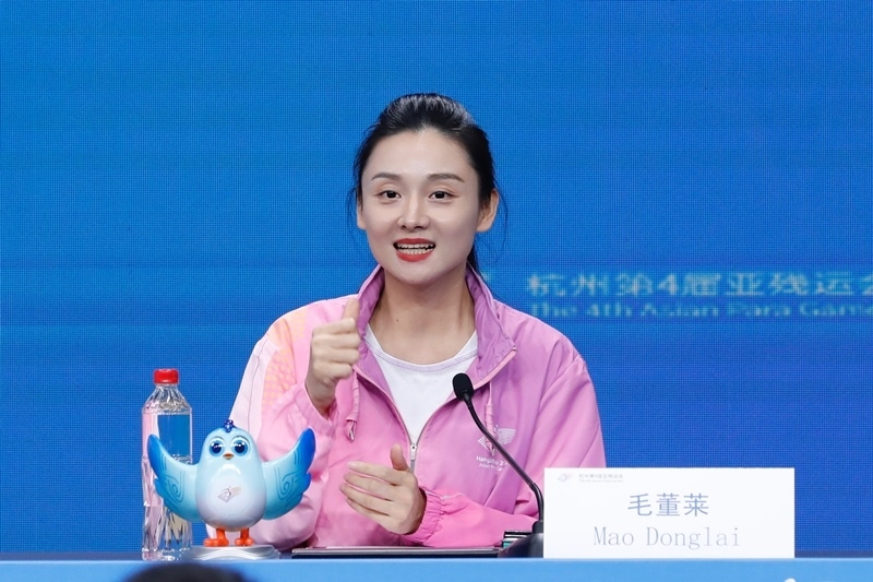 杭州市殘疾人綜合服務(wù)中心干事毛董萊介紹成為亞殘運(yùn)會(huì)火炬手的經(jīng)歷。杭州亞殘組委供圖