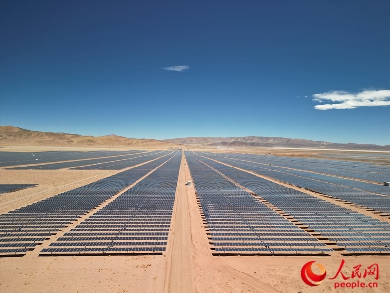 高查瑞光伏電站次第排開的光伏板（局部）。人民網(wǎng)記者 張若涵攝
