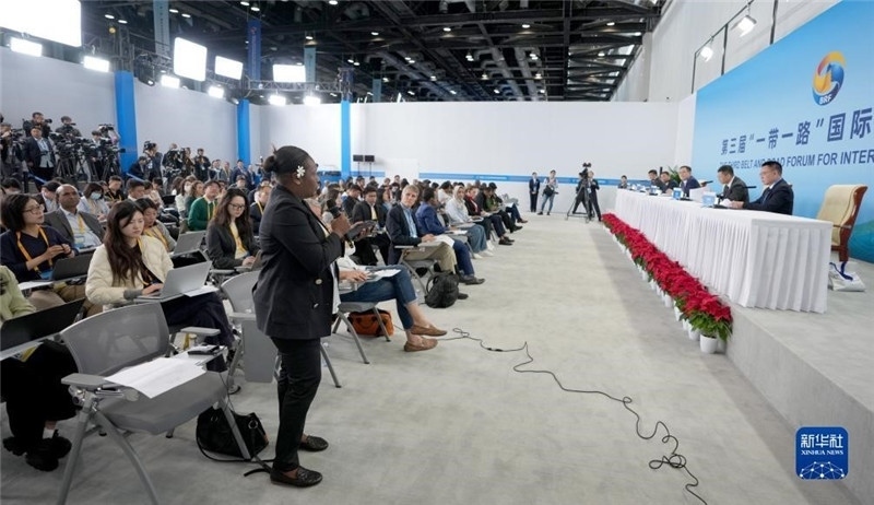 10月16日，第三屆“一帶一路”國際合作高峰論壇新聞中心在北京國家會議中心舉行首場吹風(fēng)會，邀請自然資源部國際合作司和相關(guān)單位負(fù)責(zé)人介紹有關(guān)情況，并回答記者提問。新華社記者 王毓國攝