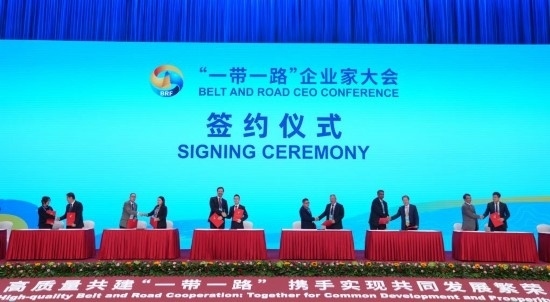 這是10月17日拍攝的簽約儀式現(xiàn)場。當日，“一帶一路”企業(yè)家大會在北京召開。（新華社記者王毓國攝）