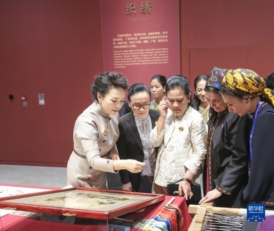  10月18日上午，國家主席習近平夫人彭麗媛邀請出席第三屆“一帶一路”國際合作高峰論壇的外方領導人夫人參觀中國工藝美術館（中國非物質文化遺產館）。這是彭麗媛同外方領導人夫人觀看刺繡。新華社記者 殷博古 攝