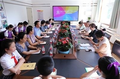 圖⑤：法治宣講結(jié)束后，重慶五中院組織召開座談會(huì)，聽取人大代表和朵力小學(xué)教師、家長(zhǎng)代表對(duì)法院未成年人保護(hù)工作的意見建議。