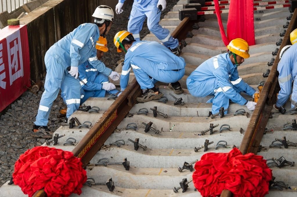 3月31日，在印度尼西亞雅加達(dá)雅萬高鐵哈利姆車站，工人鋪設(shè)雅萬高鐵全線最后一根鋼軌。