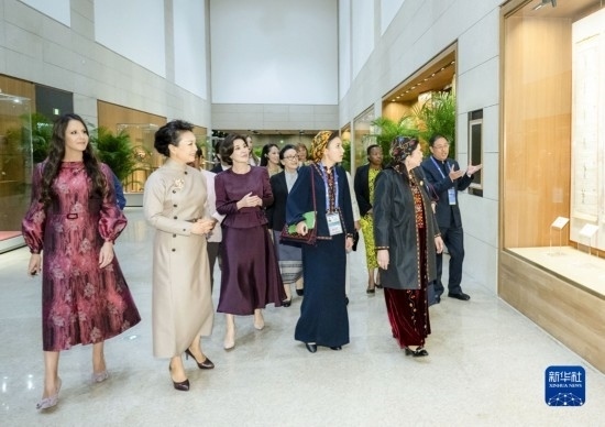  10月18日上午，國家主席習近平夫人彭麗媛邀請出席第三屆“一帶一路”國際合作高峰論壇的外方領導人夫人參觀中國工藝美術館（中國非物質文化遺產館）。這是彭麗媛同外方領導人夫人聽取中華戲曲文化介紹。新華社記者 翟健嵐 攝