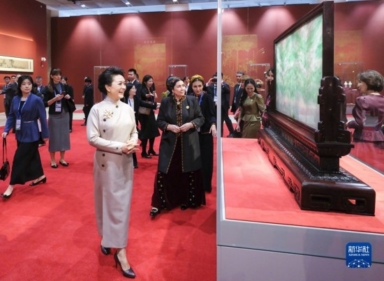  10月18日上午，國家主席習近平夫人彭麗媛邀請出席第三屆“一帶一路”國際合作高峰論壇的外方領導人夫人參觀中國工藝美術館（中國非物質文化遺產館）。這是彭麗媛同外方領導人夫人參觀展品。新華社記者 丁林 攝