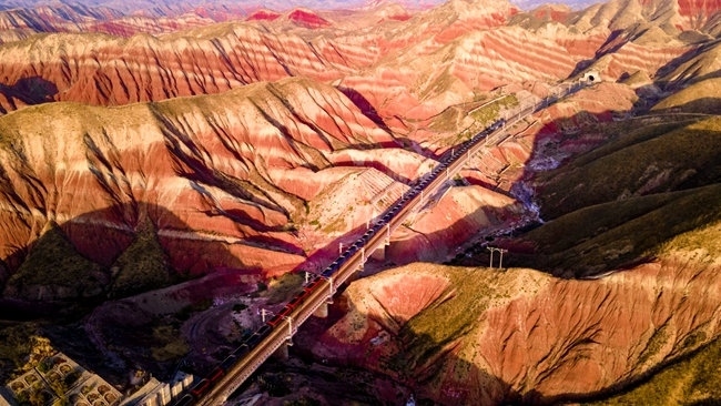 穿越丹霞地貌的火車。蘭州局集團(tuán)公司融媒體中心供圖