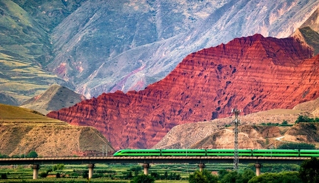 穿越丹霞地貌的火車。蘭州局集團(tuán)公司融媒體中心供圖