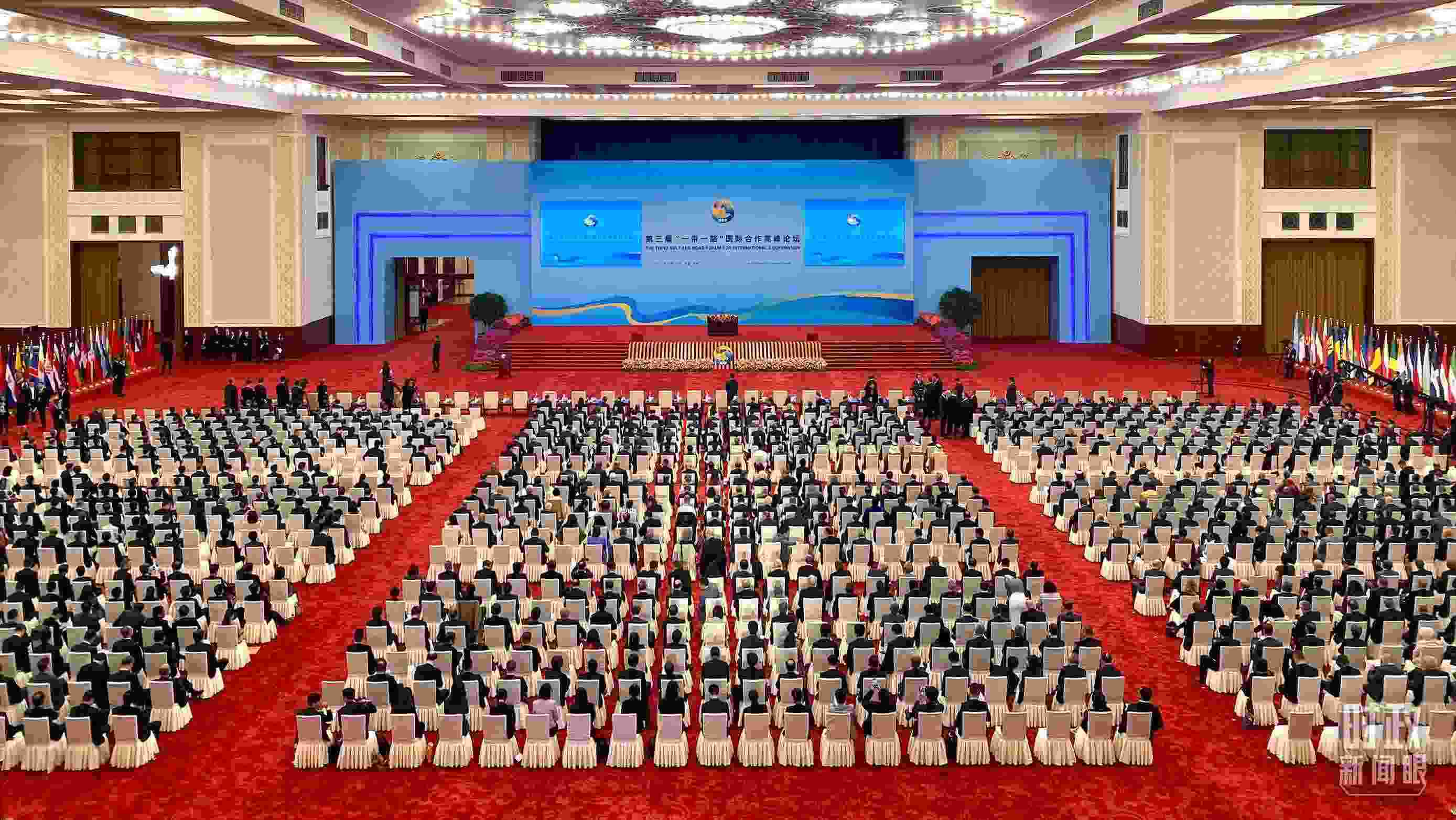 △人民大會(huì)堂宴會(huì)廳。這是開(kāi)幕式之前的現(xiàn)場(chǎng)。（總臺(tái)央視記者李增仁拍攝）