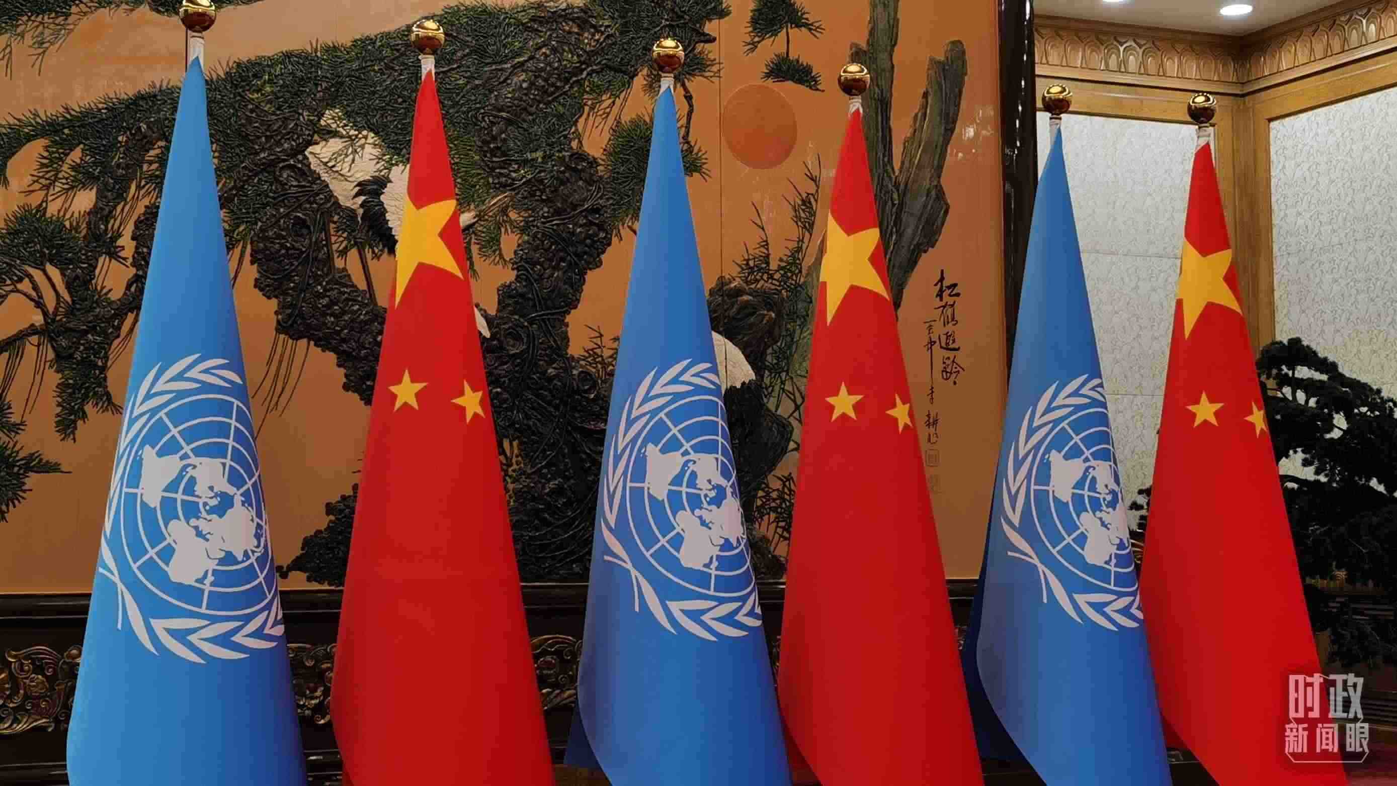 △會(huì)見(jiàn)現(xiàn)場(chǎng)的中國(guó)國(guó)旗和聯(lián)合國(guó)旗。（總臺(tái)央視記者郭鴻拍攝）