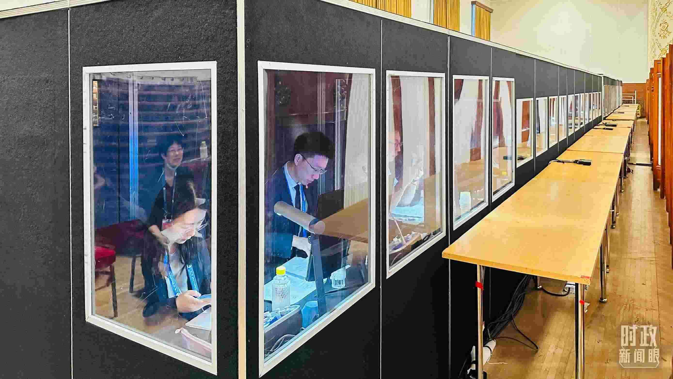 △開(kāi)幕式現(xiàn)場(chǎng)的多語(yǔ)種同傳間。（總臺(tái)國(guó)廣記者時(shí)冉拍攝）