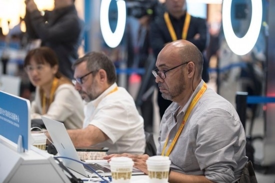 10月17日，記者在“一帶一路”國際合作高峰論壇新聞中心工作。新華社記者 張豪夫 攝