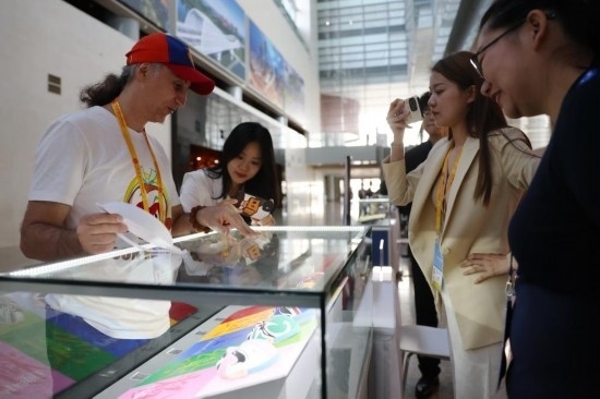 10月16日，參會(huì)記者在“一帶一路”國際合作高峰論壇新聞中心參觀展示的中國非物質(zhì)文化遺產(chǎn)展品。新華社記者 陳斌 攝